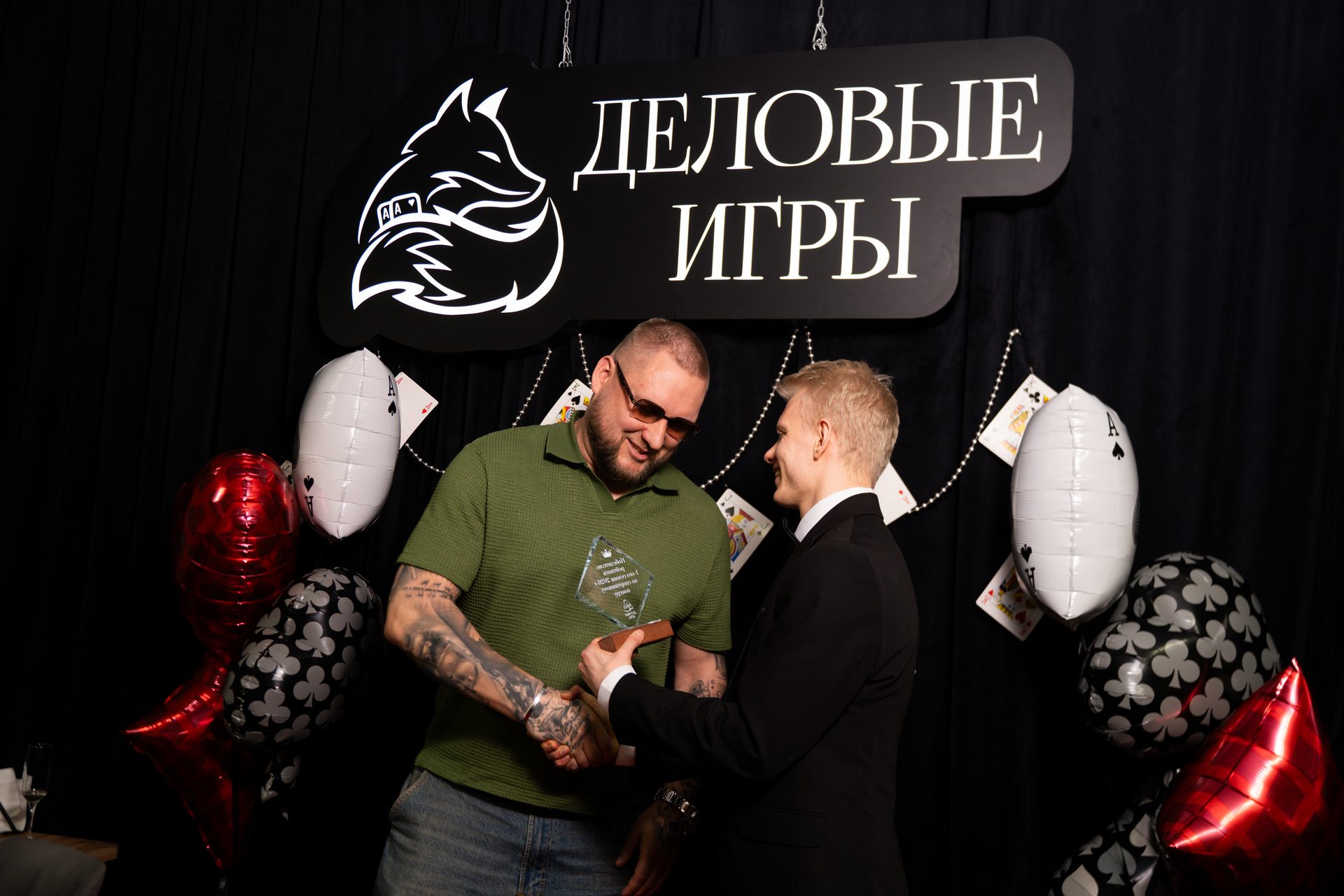 Награждение именинника кубком в фотозоне покерного клуба «Деловые Игры»